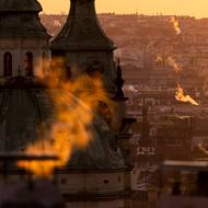 Jedno z prvních mrazivých rán podzimu 2025 a přicházející zimy nad Prahou. (19. listopadu)
