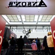 Sportovní disciplína DownMall. Bikeři závodí na trati s překážkami, která vede skrz obchodní centrum mezi obchody a kavárnami. (8. února)