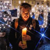 „I ve světě vidíme, jako kdyby se stmívalo, jako kdyby se smrákalo. Vidíme to v české politice na formující se vládě,“ řekl na shromáždění předseda spolku Minář.