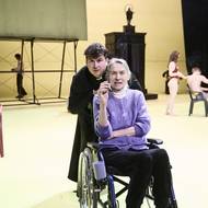 Šimon Krupa v roli kostelníka a Johanna Tesařová jako babka.