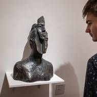 Plastika Michala Cimaly s názvem Posunutá z roku 2025.