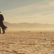 Ella Purnell jako Lucy a Walton Goggins v roli Ghúla.