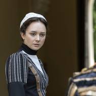 Gabriela Heclová jako komorná.