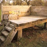 Jiří Beránek: Kout, 1982, dřevo, kámen, 180 × 200 × 300 cm.