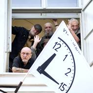 Členové skupiny 12/15 Pozdě, ale přece na vernisáži výstavy v GASK.