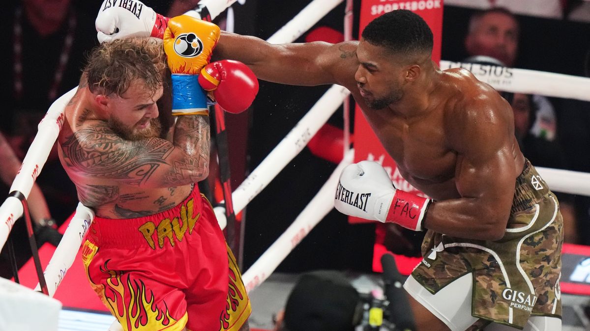 Boxer, který zlomil youtuberovi Paulovi čelist, měl nehodu. Dva lidé zemřeli