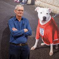 Martin Parr na výstavě svých fotografií, kterou mu roku 2019 uspořádala londýnská Národní portrétní galerie.