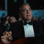 Adam Sandler jako Ron Sukenick a George Clooney v roli Jaye Kellyho.