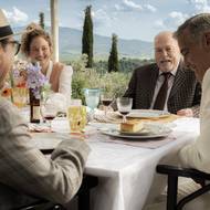 Giovanni Esposito jako Antonio, Alba Rohrwacher coby Alba, Stacy Keach v roli Jayova otce a George Clooney jako Jay Kelly.