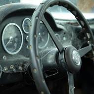 Raritní Aston Martin DB5 před renovací a po ní. Cena vzrostla tisíckrát.