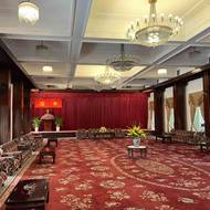 Prostory jsou zachovalé tak, jak vypadaly v polovině 70. let. V tomto sálu rezignoval 21. dubna  v 19:30 jihovietnamský prezident Nguyen Van Thieu a pak opustil zemi v americkém letadle. Jeho nástupce o devět dní později podepsal bezpodmínečnou kapitulaci vojskům Severního Vietnamu.