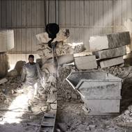 „Lidé, kteří od nás kupují kameny, aby je dále prodávali na stavbách, jsou většinou Izraelci,“ řekl Abú Walíd Rijád Gájth, 65letý provozovatel lomu.