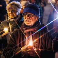 Organizátoři vyzvali účastníky, aby s sebou do průchodu přinesli svíčky či lampiony nebo světýlka.