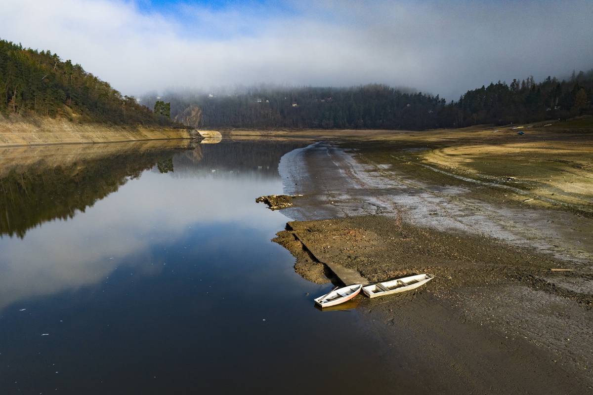 Nedostatek vody odkrývá tajemství jinak skrytá pod vodní hladinou. 