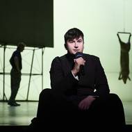 Na fotografii z inscenace Farářův konec, kterou nově hraje Národní divadlo, je Šimon Krupa v titulní roli.