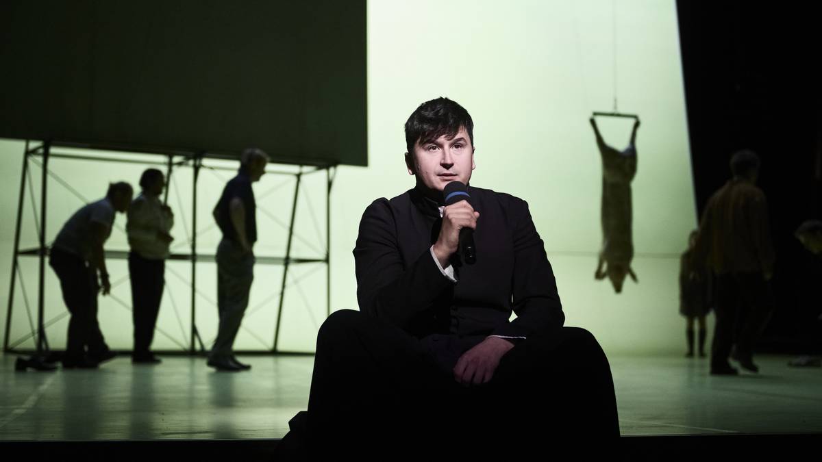 Na fotografii z inscenace Farářův konec, kterou nově hraje Národní divadlo, je Šimon Krupa v titulní roli.