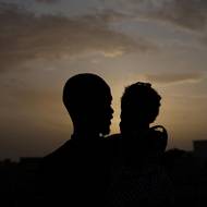 Počet člunů plujících z Mauritánie v tomto roce klesl o 61 % na 133 oproti stejnému období loňského roku, uvedl Červený kříž. (42letý Moktar Diallo drží svou dvouletou dceru Bintou na střeše svého domu ve čtvrti El Bassra v Nouakchottu v Mauritánii, 15. července.)