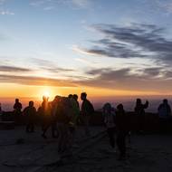 Vyšlápnout si na vrchol Sněžky kvůli východu slunce není pro každého. Znamená to brzký budíček, cestu do strmého kopce ve tmě za chladného počasí. Pokud se ale všechno povede, čeká na odvážného turistu zážitek. A také obrovské zástupy lidí. (5. července)