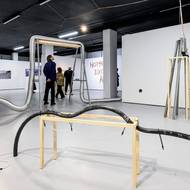 Na snímku je instalace Společné toky: logistika sdílené existence, jejíž autorem je kolektiv Sounáležitost v postsoučasnosti.