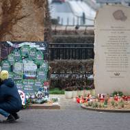 Od brzkých ranních hodin chodí lidé uctít památku obětí střelby na Filozofické fakultě Univerzity Karlovy.