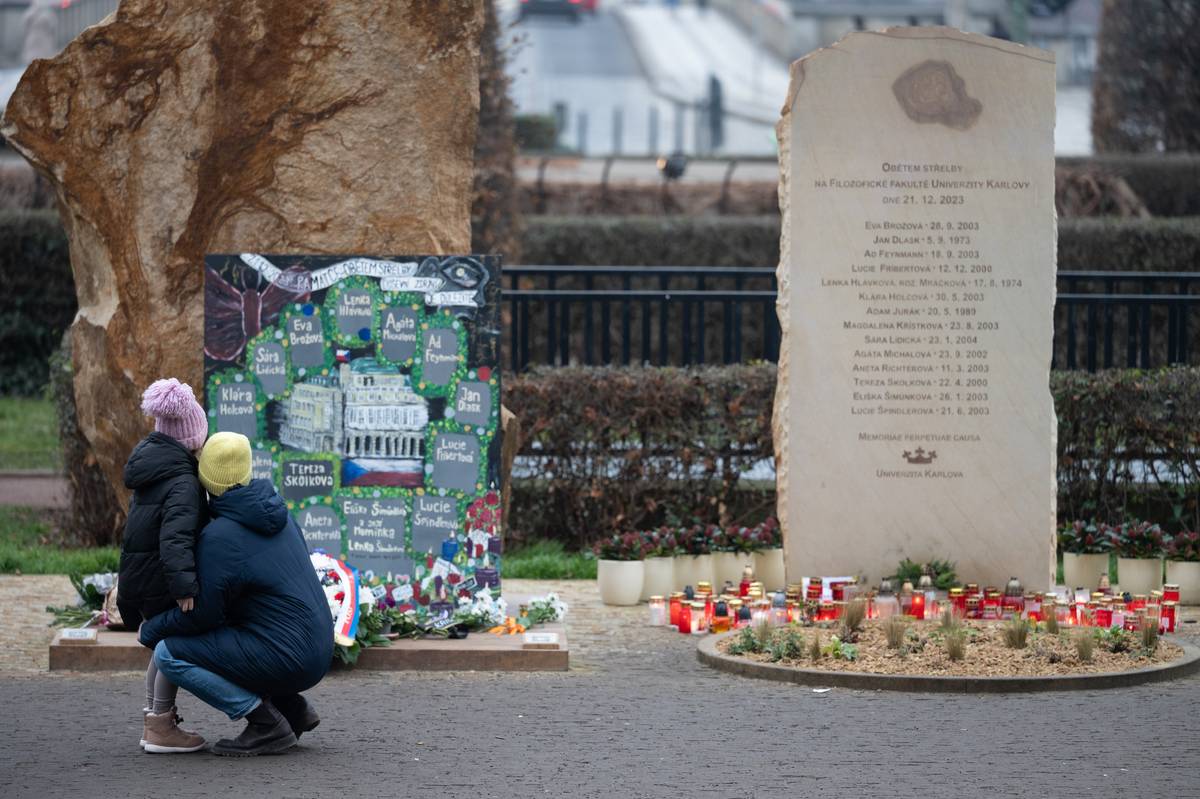 Od brzkých ranních hodin chodí lidé uctít památku obětí střelby na Filozofické fakultě Univerzity Karlovy.
