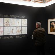 Přehlídka, která v plzeňské výstavní síni 13 potrvá do 1. února 2026, se však zaměřuje na jeho kresby a koláže.