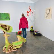 Na fotografii z výstavy děl Karla Pauzera, která v pražském Museu Kampa potrvá do 11. ledna 2026, je v popředí socha nazvaná Velké tlamičky.