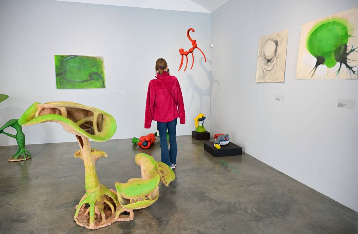 Na fotografii z výstavy děl Karla Pauzera, která v pražském Museu Kampa potrvá do 11. ledna 2026, je v popředí socha nazvaná Velké tlamičky.