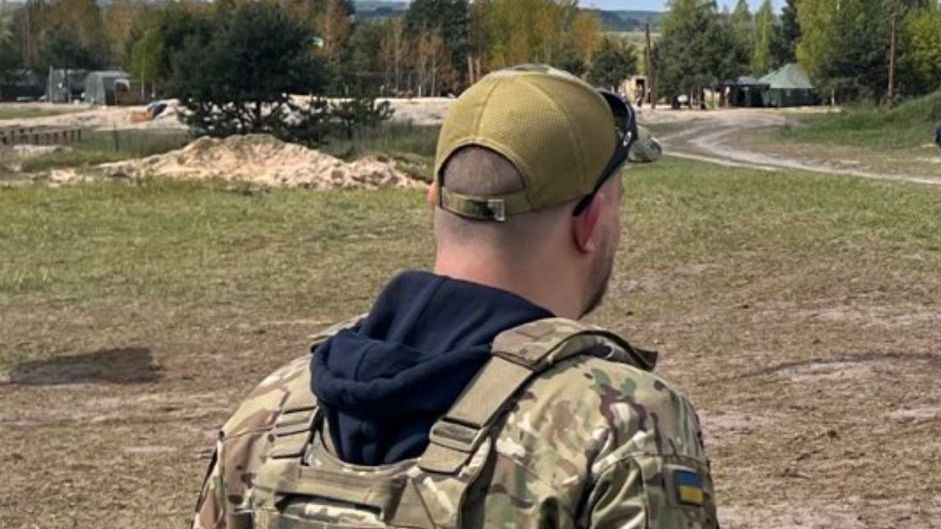 Kladivo, kyselina, prasečí hlava. Výhrůžky Čechovi, který vozil raněné z fronty