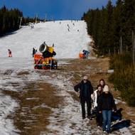 Jinde než na svahu sníh není.