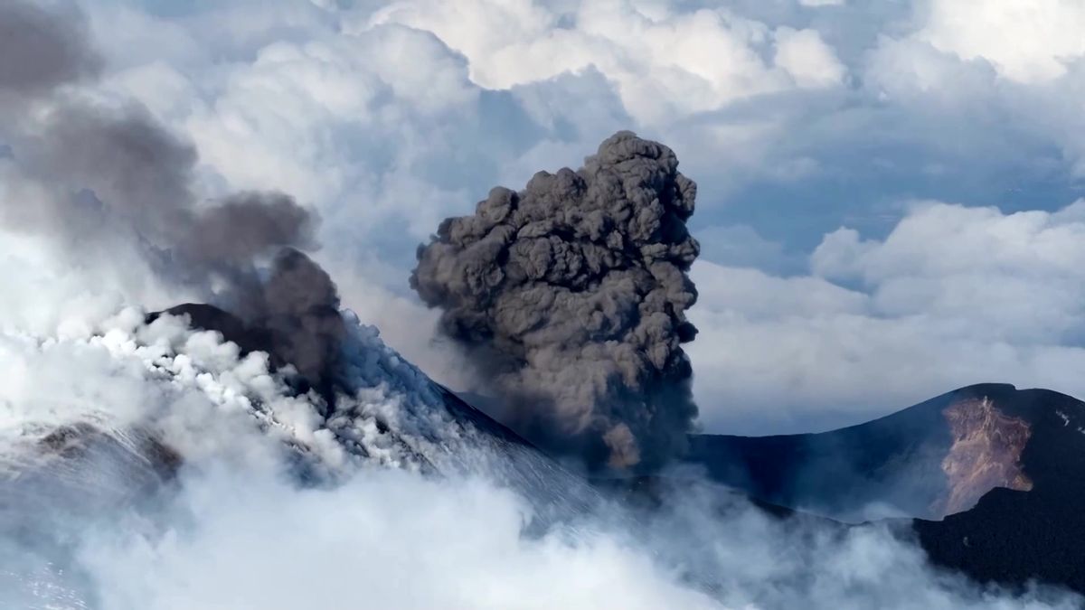 Video: Lyžaře na Etně doprovází sopečné erupce