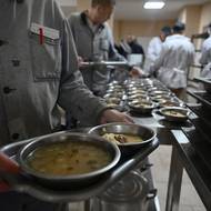 Teprve když ho přivezli do výcvikového tábora, uvědomil si, že se jedná o vojenskou smlouvu. Řekl, že mu zmrazili bankovní účet a zabavili doklady, takže neměl jak utéct.