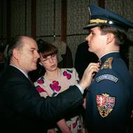 ... pro Václava Havla navrhl uniformy Hradní stráže…