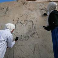 Je zde nedostatek elektřiny a vody, městských studní funguje pouze čtvrtina. V některých oblastech se odpadní vody vylévají do ulic. (Umělkyně kreslí na zeď v Daráji, 3. listopadu).