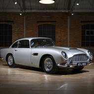 Raritní Aston Martin DB5 před renovací a po ní. Cena vzrostla tisíckrát.
