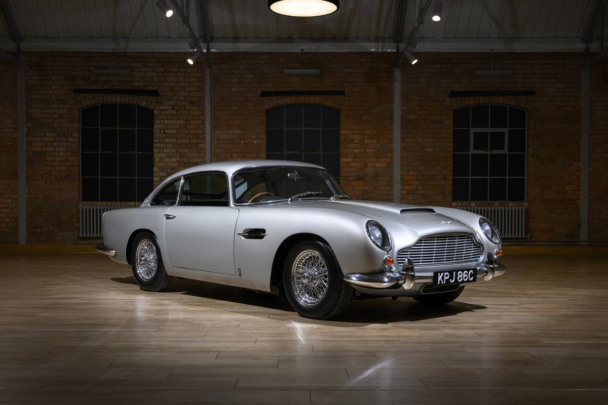 Raritní Aston Martin DB5 před renovací a po ní. Cena vzrostla tisíckrát.