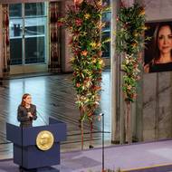 Venezuelská opoziční představitelka María Corina Machadová na dnešní ceremonie dostala Nobelovu cenu za mír. Ocenění v Oslu převzala její dcera Ana Corina Sosaová.