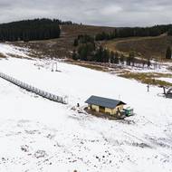 Přírodního sněhu je pomálu…