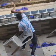 Rozzuření fanoušci během sobotního turné trhali sedadla a házeli předměty na hřiště. Indická policie pak oznámila, že zatkla hlavního organizátora celé akce. Za fiasko se veřejně omluvila premiérka státu Západní Bengálsko, kde Kalkata leží, Mamata Banerjeeová.