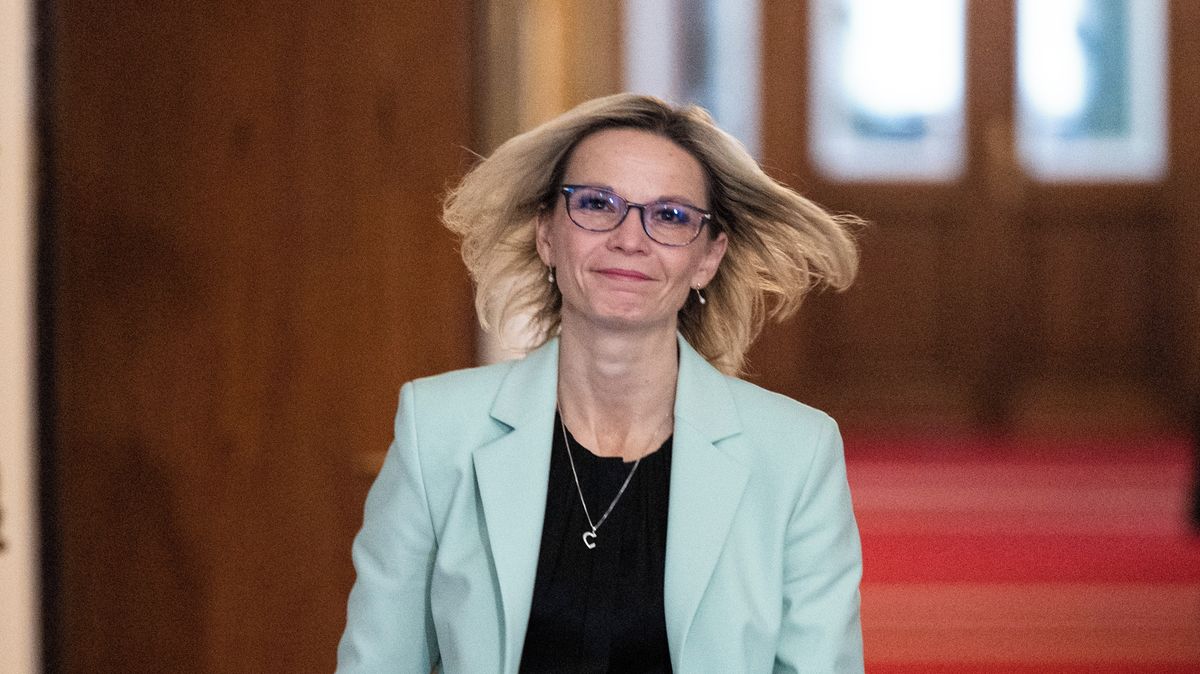 Z drzé starostky je Mrázová poslušnou ministryní. K čemu je dobrá Babišovi?