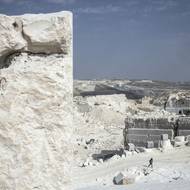 Fyzické nároky práce v lomu jsou vysoké, ale mnoho Palestinců má jen málo jiných možností jak si vydělat.„Dřeme se k smrti,“ tvrdí Atraš a ukázal na svých deset dělníků, kteří se pohybují sem a tam v monumentálních jámách, kde je obklopují mraky prachu.