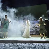 V popředí jsou Martina Preissová jako hospodyně a Kateřina Měchurová v roli Anky.