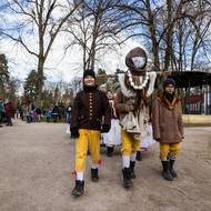 Konec zimy a vítání jara je v některých oblastech Česka spojeno s rituálem „vynášení smrti“. Tato symbolická postava má různá jména: Morana, Morena, Mařena, Smrtka. V Hradci Králové se figuríně vhozené do řeky říká Smrtholka. (6. dubna)