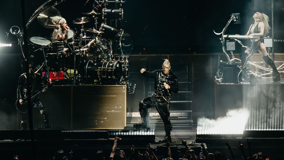 Zpěvák Rammstein po lidech v Praze házel dorty i ryby