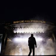 Festival Rock for People je jednou z největších venkovních akcí v Česku. Na letošní 30. ročník dorazily desítky kapel a interpretů, mezi nimiž byli legendární Linkin Park, Slipknot, Sex Pistols, Avenged Sevenfold (na snímku) nebo Guns n' Roses, ale třeba i české stálice jako je Marie Rottrová. (11. června)