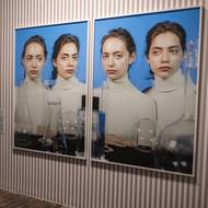 Na fotografii z výstavy Dvojník, kterou lze do 5. dubna příštího roku vidět v pražském Domě U Kamenného zvonu, je série fotografií německé fotografky Barbary Probst s názvem Exposures z roku 2017.