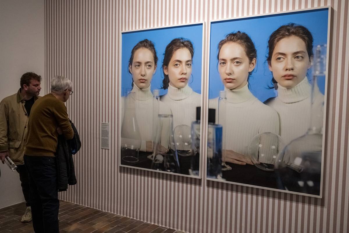 Na fotografii z výstavy Dvojník, kterou lze do 5. dubna příštího roku vidět v pražském Domě U Kamenného zvonu, je série fotografií německé fotografky Barbary Probst s názvem Exposures z roku 2017.