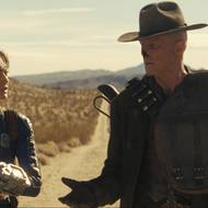 Ella Purnell jako Lucy a Walton Goggins v roli Ghúla.