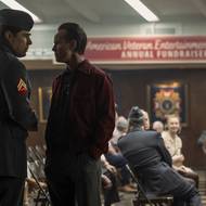 Dallas Goldtooth jako Charles a Walton Goggins v roli Coopera.