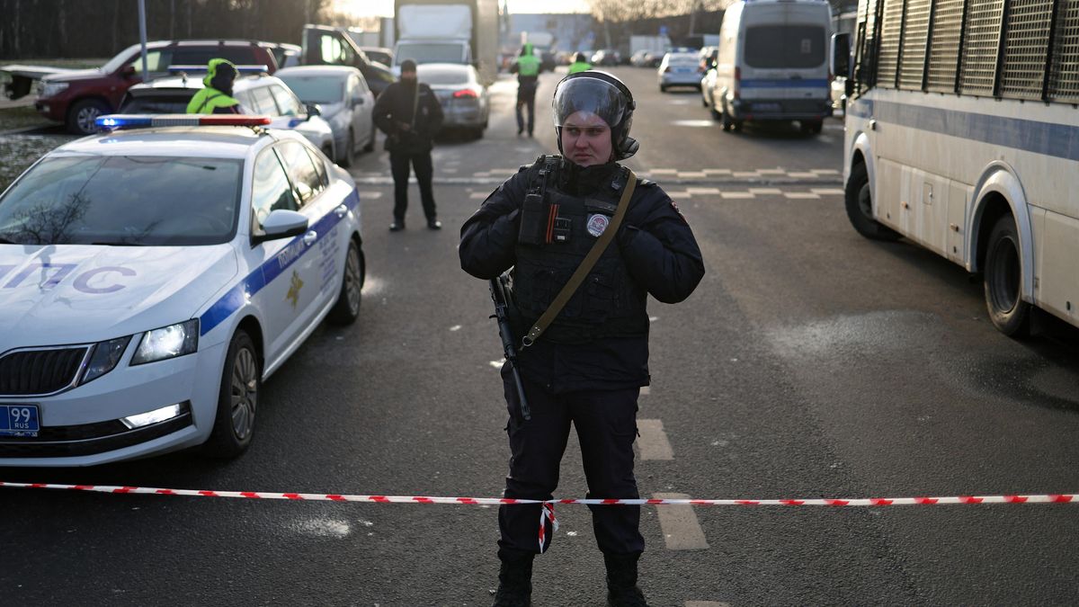 Dva policisté zemřeli při výbuchu na ulici, kde byl zabit ruský generál